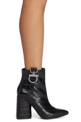 Gehen Sie in Schlangenstiefeletten raus